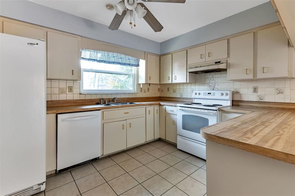 Active With Contract: $199,000 (3 beds, 3 baths, 1565 Square Feet)