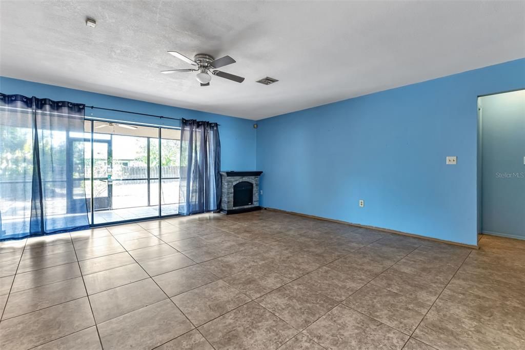 Active With Contract: $199,000 (3 beds, 3 baths, 1565 Square Feet)