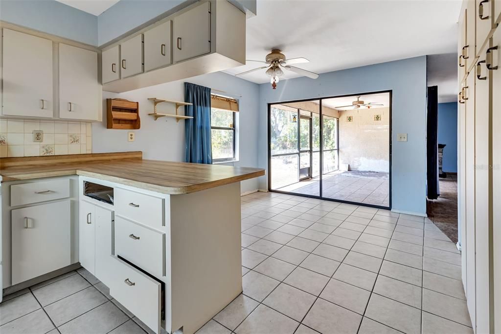 Active With Contract: $199,000 (3 beds, 3 baths, 1565 Square Feet)