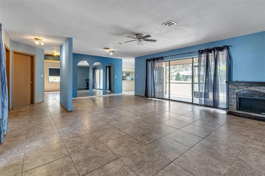 Active With Contract: $199,000 (3 beds, 3 baths, 1565 Square Feet)