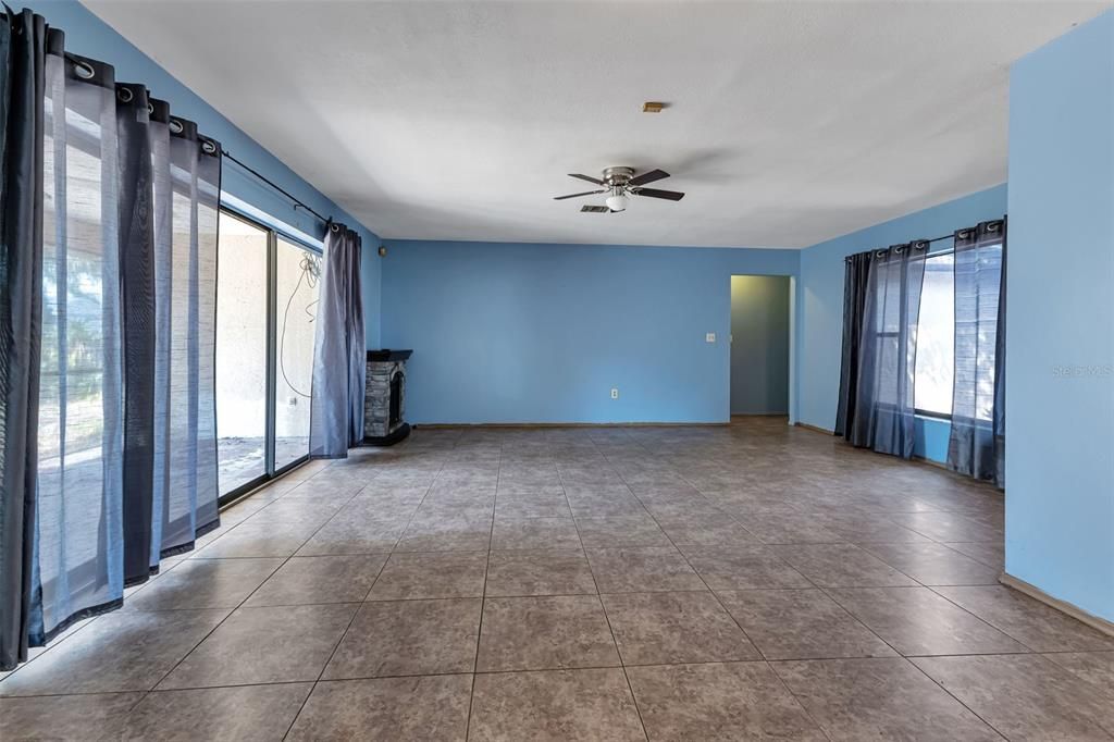 Active With Contract: $199,000 (3 beds, 3 baths, 1565 Square Feet)