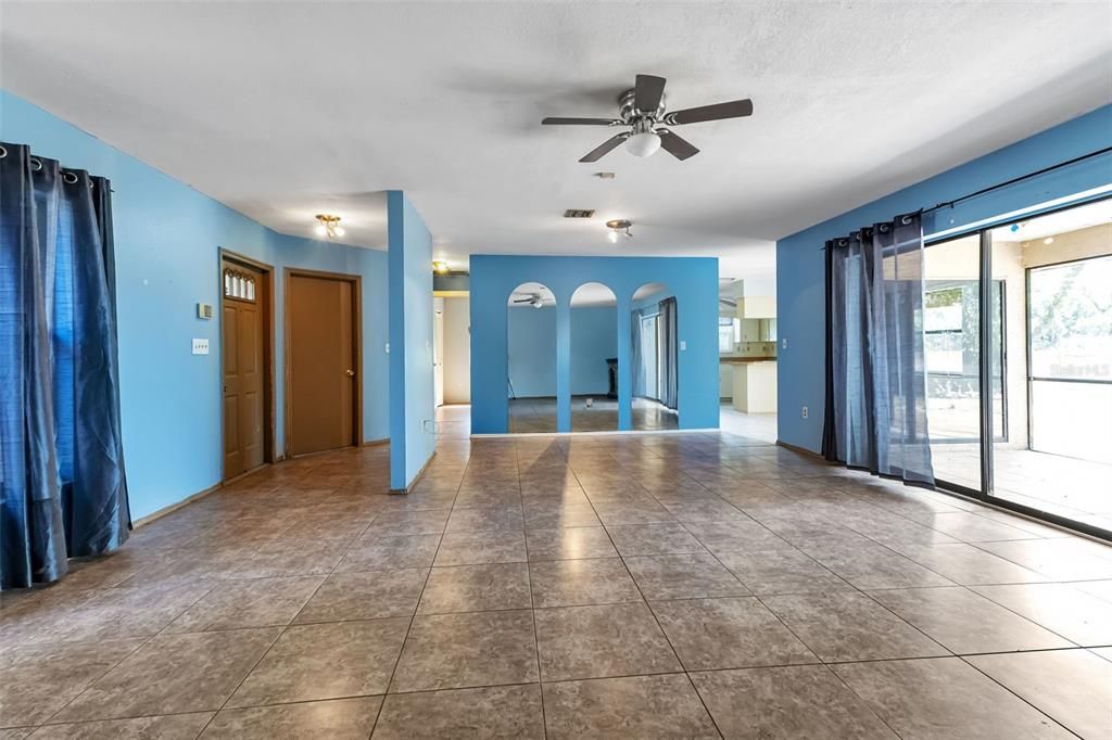 Active With Contract: $199,000 (3 beds, 3 baths, 1565 Square Feet)