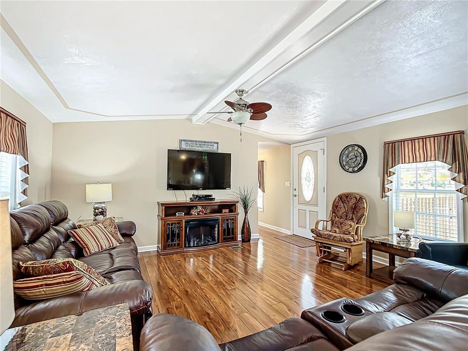 For Sale: $239,000 (3 beds, 2 baths, 1216 Square Feet)