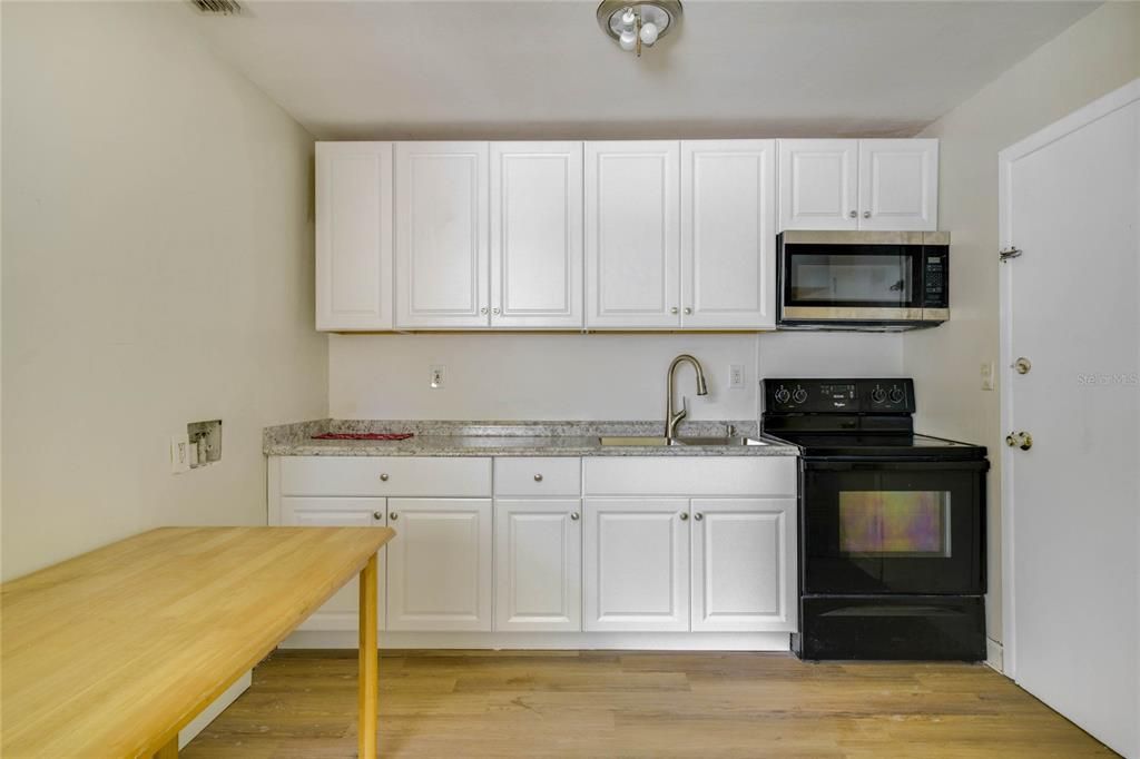 For Rent: $2,000 (2 beds, 1 baths, 950 Square Feet)