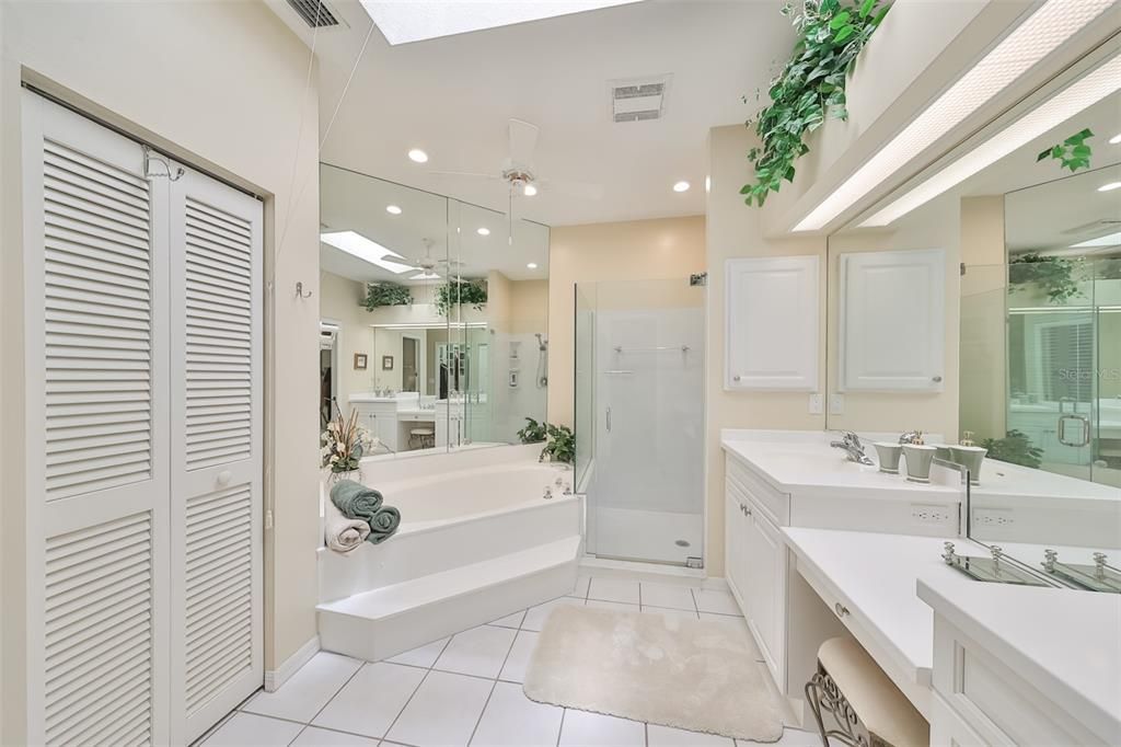 Spacious master bath 2 sinks