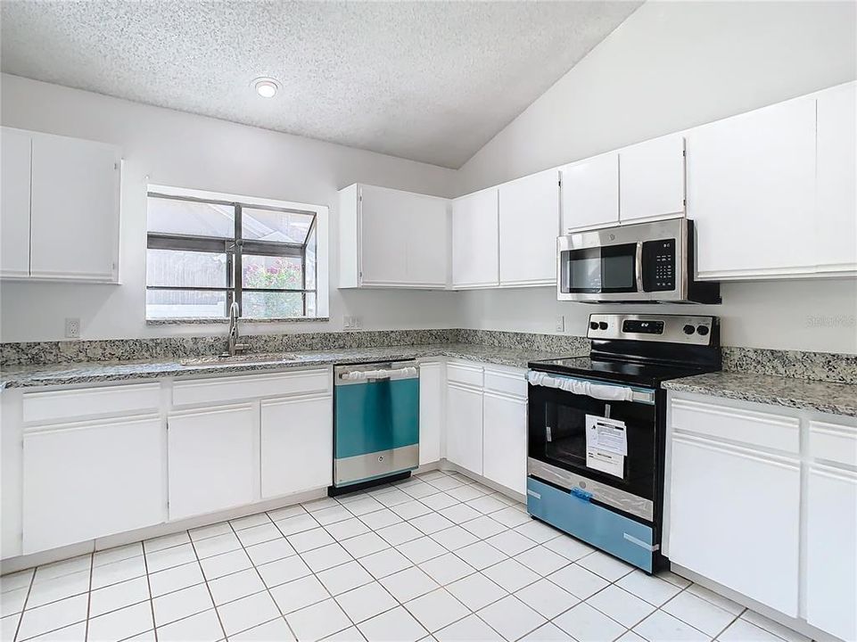 For Sale: $550,000 (3 beds, 2 baths, 2044 Square Feet)