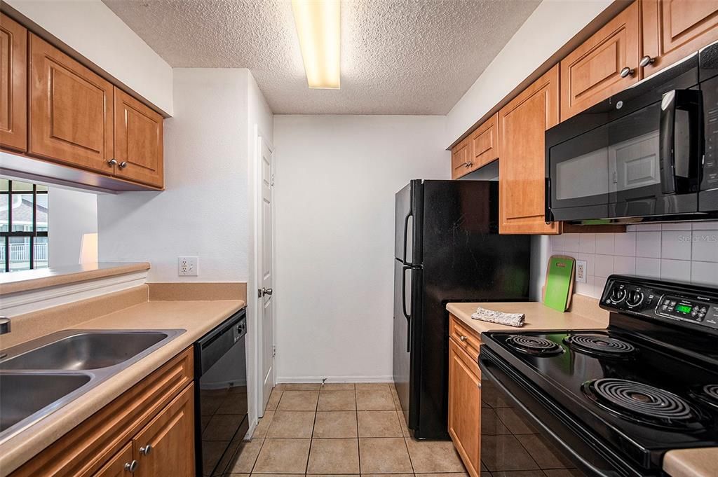 For Sale: $249,900 (1 beds, 1 baths, 631 Square Feet)