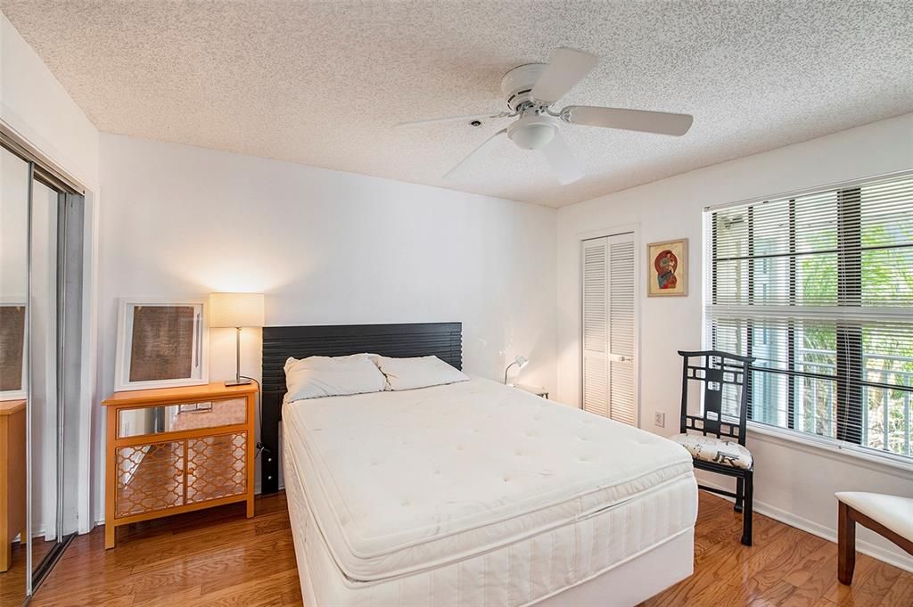 For Sale: $249,900 (1 beds, 1 baths, 631 Square Feet)