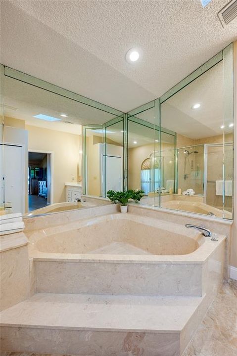 合同活跃: $499,900 (3 贝兹, 3 浴室, 2165 平方英尺)