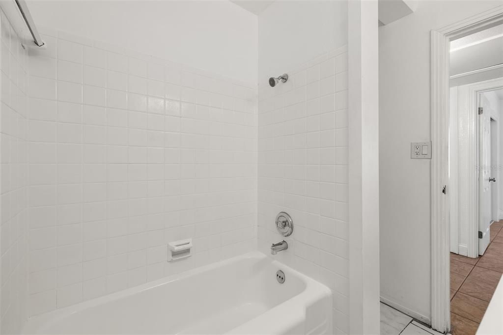 Active With Contract: $1,795 (2 beds, 1 baths, 1056 Square Feet)