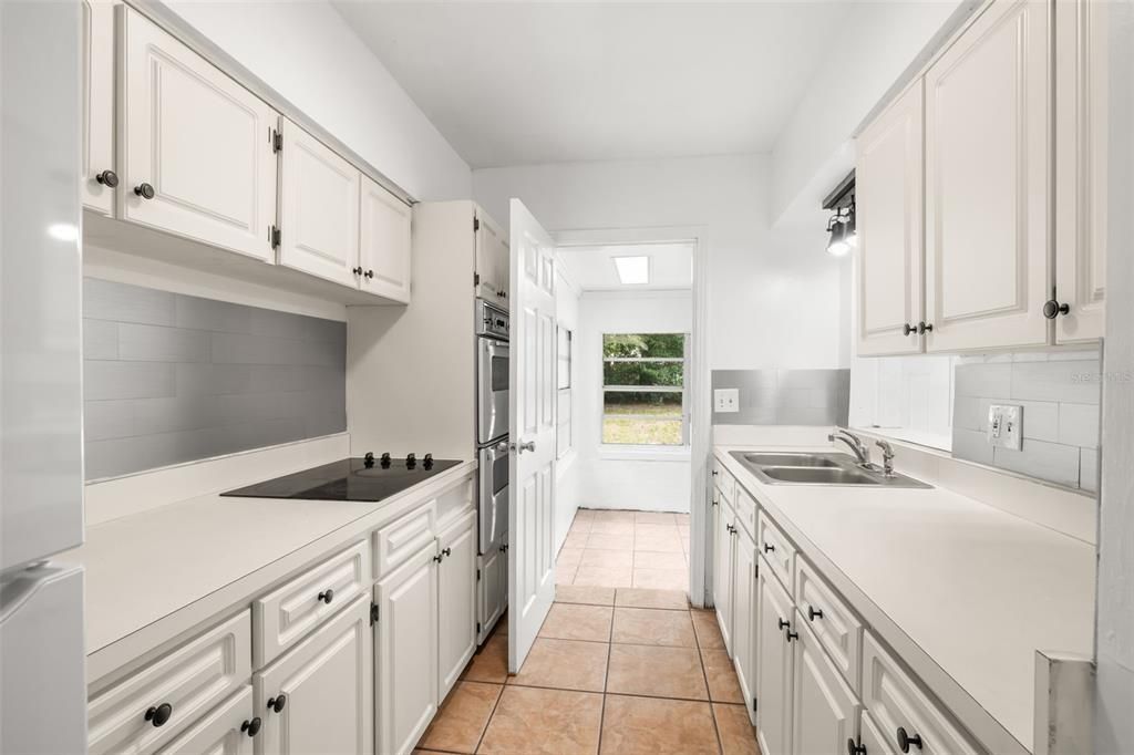 Active With Contract: $1,795 (2 beds, 1 baths, 1056 Square Feet)