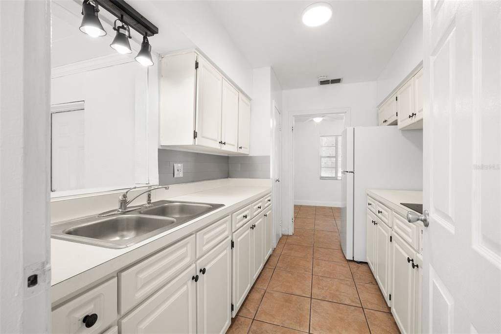 Active With Contract: $1,795 (2 beds, 1 baths, 1056 Square Feet)