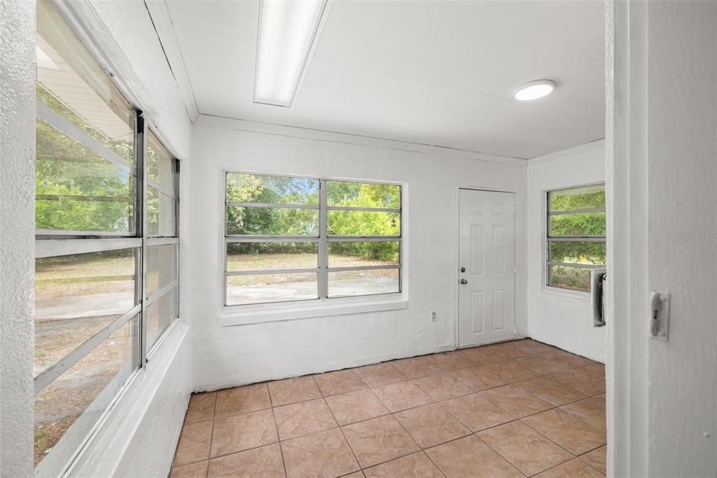 Active With Contract: $1,795 (2 beds, 1 baths, 1056 Square Feet)