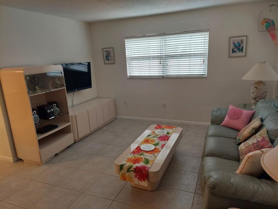 For Rent: $1,600 (1 beds, 1 baths, 780 Square Feet)