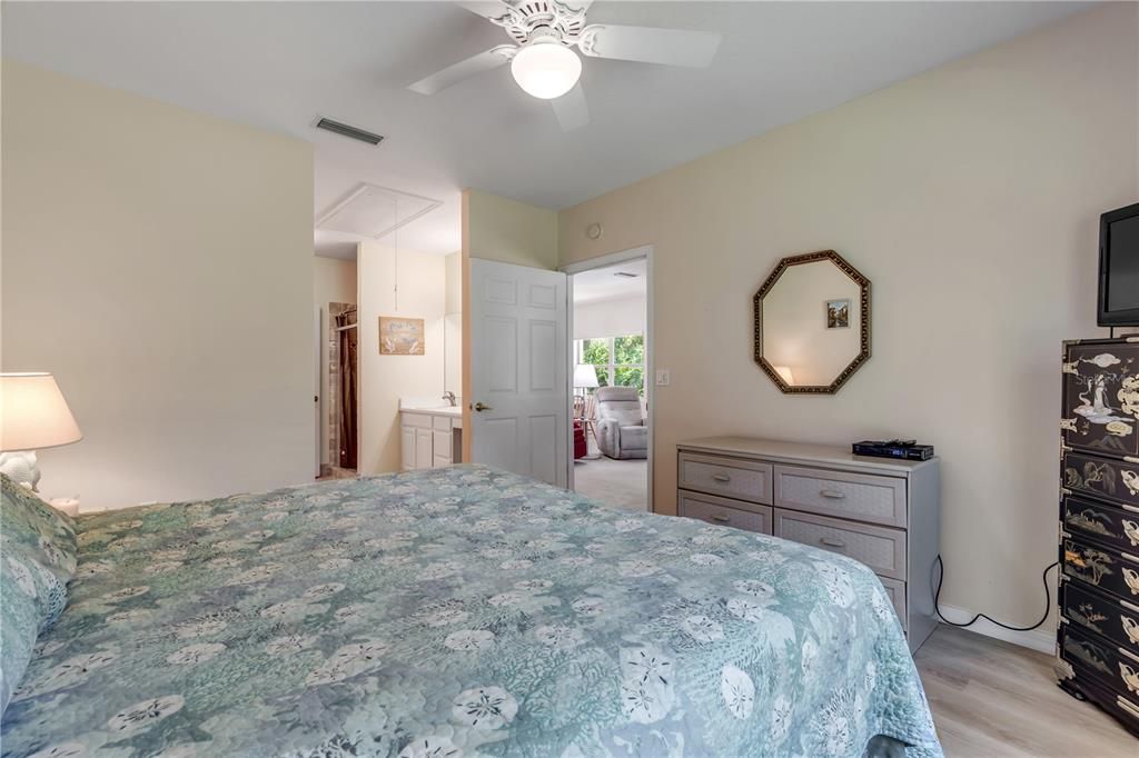For Sale: $295,000 (2 beds, 2 baths, 1066 Square Feet)