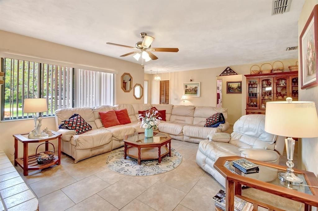 Active With Contract: $299,900 (3 beds, 2 baths, 1455 Square Feet)