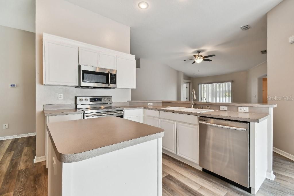 Active With Contract: $415,000 (3 beds, 2 baths, 1733 Square Feet)