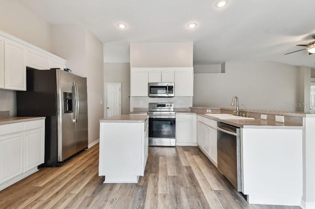 Active With Contract: $415,000 (3 beds, 2 baths, 1733 Square Feet)