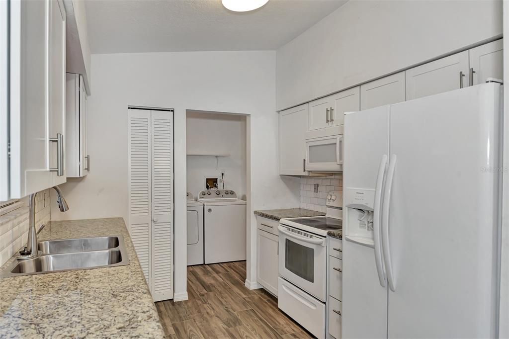 For Sale: $259,800 (2 beds, 2 baths, 1030 Square Feet)