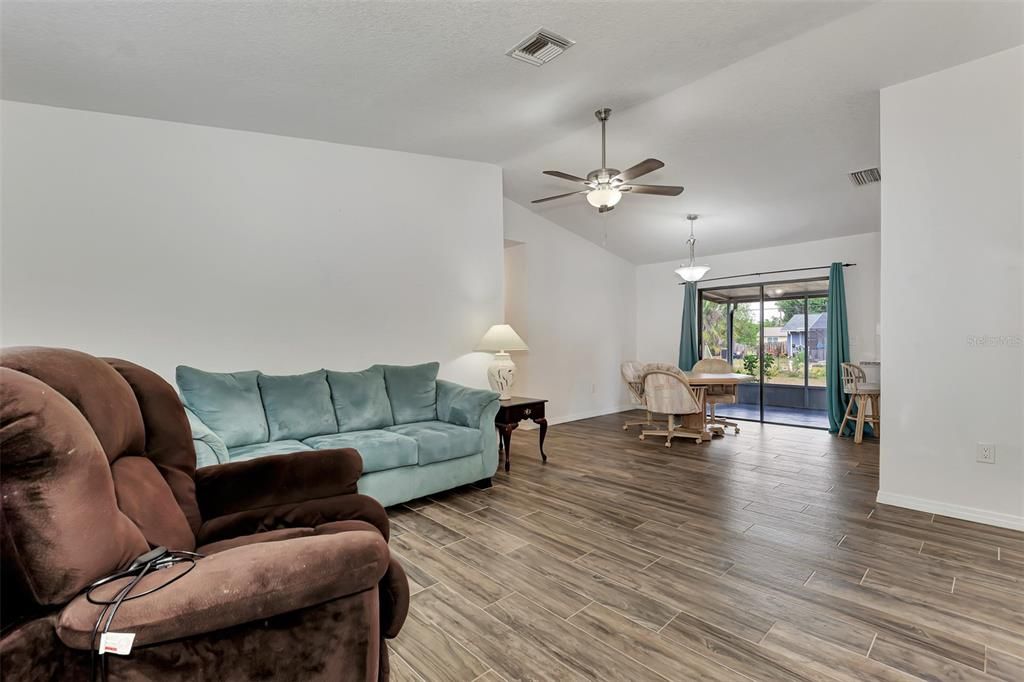 For Sale: $259,800 (2 beds, 2 baths, 1030 Square Feet)