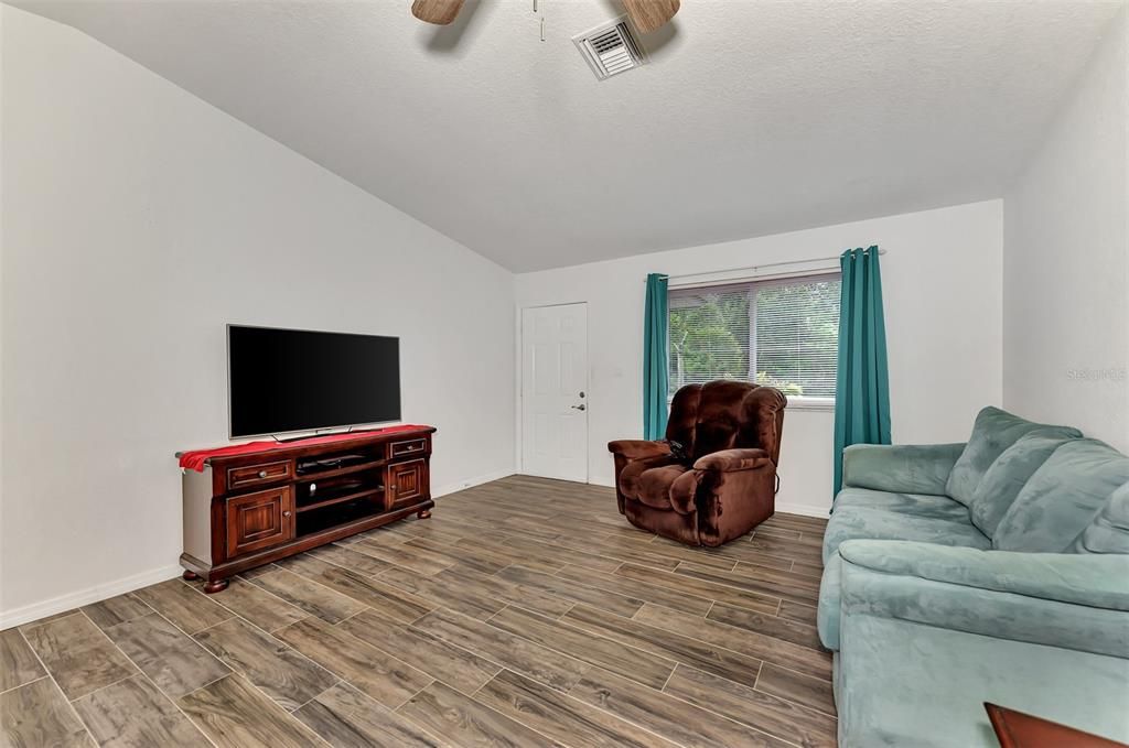 For Sale: $259,800 (2 beds, 2 baths, 1030 Square Feet)