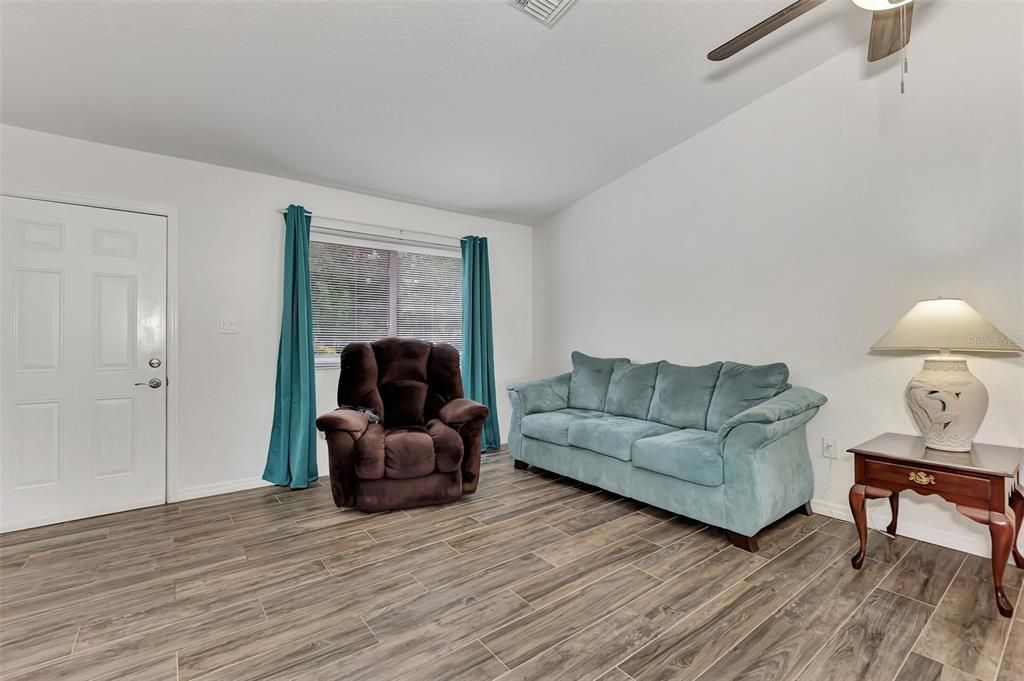 For Sale: $259,800 (2 beds, 2 baths, 1030 Square Feet)