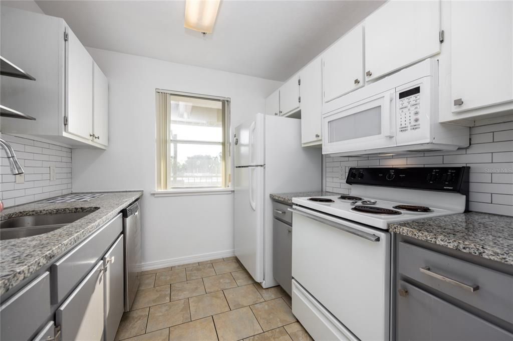 For Sale: $119,000 (1 beds, 1 baths, 635 Square Feet)