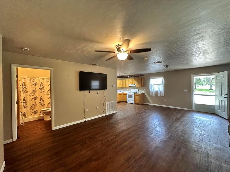 For Sale: $225,000 (2 beds, 1 baths, 1025 Square Feet)