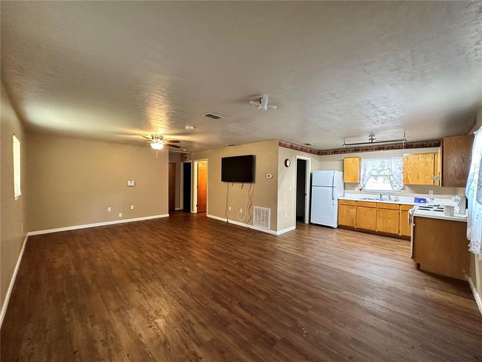 For Sale: $225,000 (2 beds, 1 baths, 1025 Square Feet)