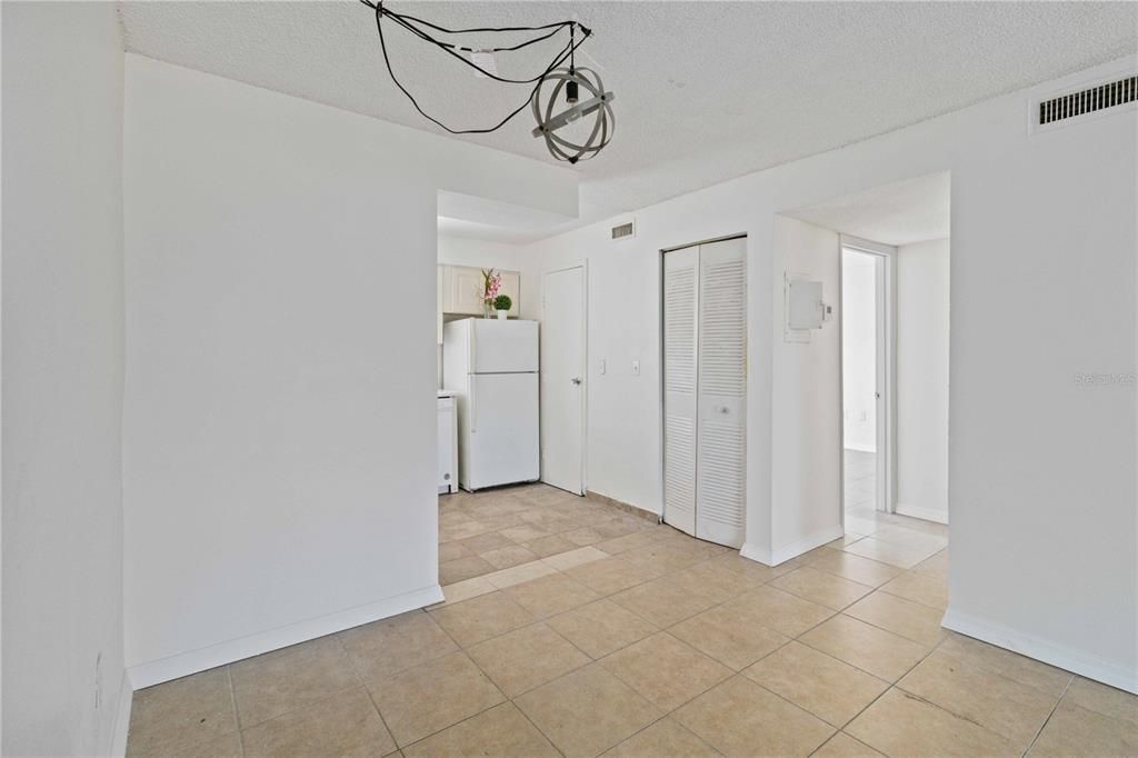 For Sale: $179,700 (2 beds, 1 baths, 912 Square Feet)
