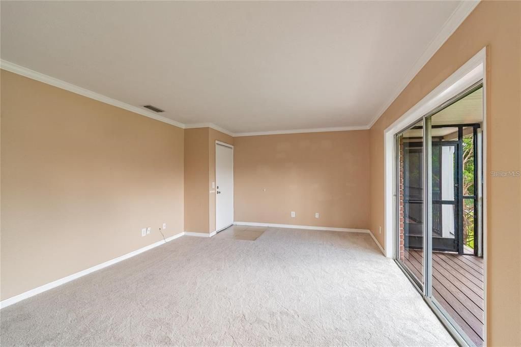 Active With Contract: $1,700 (2 beds, 1 baths, 827 Square Feet)