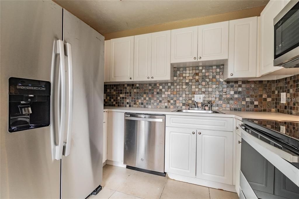 Active With Contract: $1,700 (2 beds, 1 baths, 827 Square Feet)