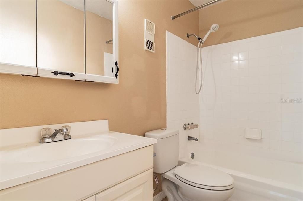 Active With Contract: $1,700 (2 beds, 1 baths, 827 Square Feet)