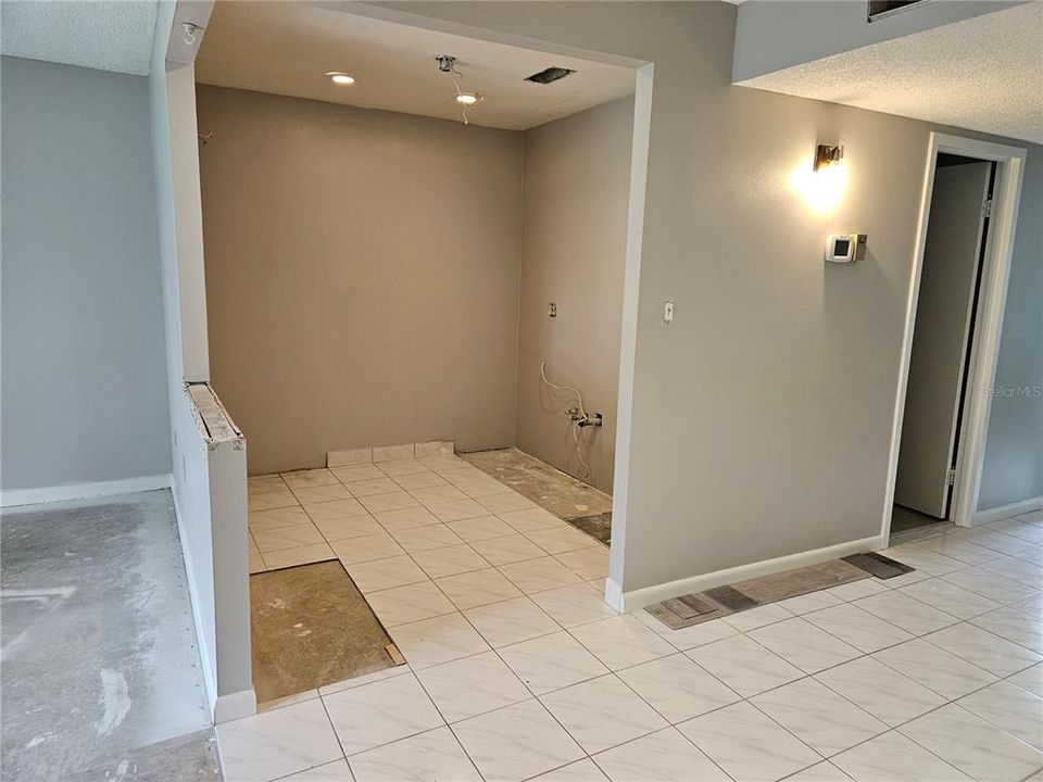 For Sale: $135,000 (1 beds, 1 baths, 747 Square Feet)