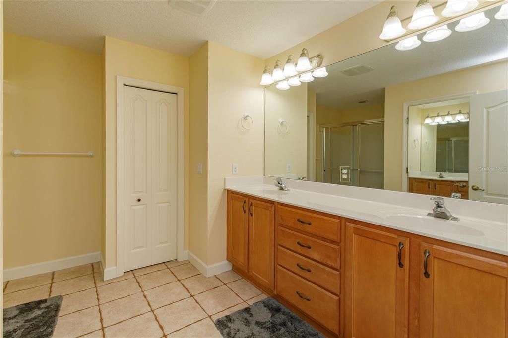 Ensuite bath with double vanity, linen closet