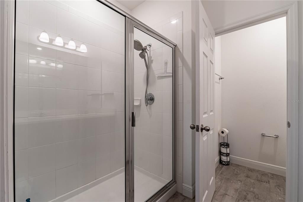 2nd full bathroom with shower tub combo