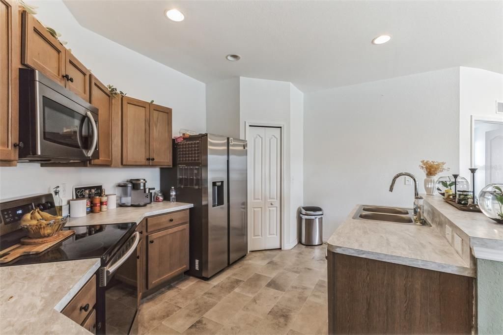 Active With Contract: $347,500 (3 beds, 2 baths, 1740 Square Feet)