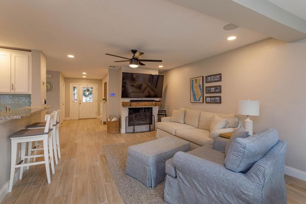 23' x 14' sitting room off the kitchen