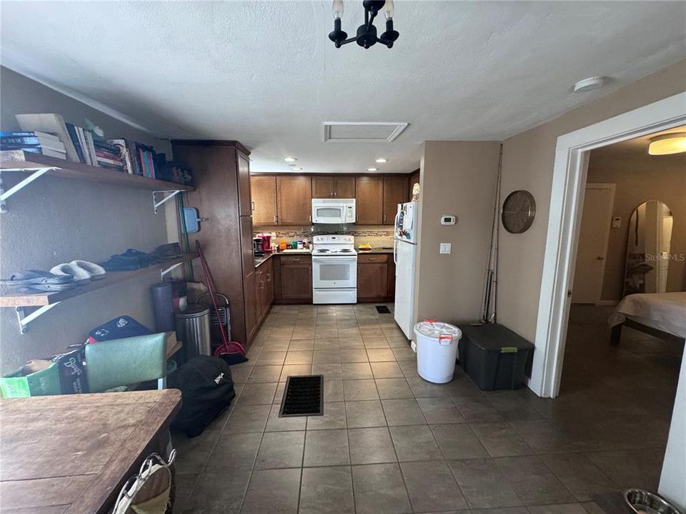 Active With Contract: $175,000 (1 beds, 1 baths, 813 Square Feet)