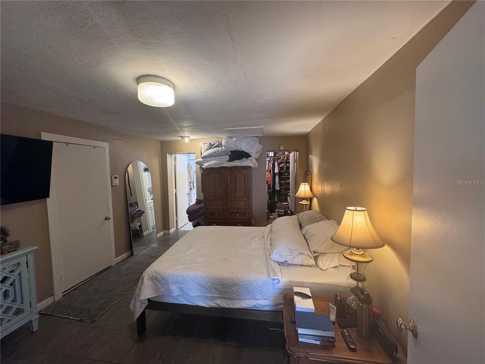 Active With Contract: $175,000 (1 beds, 1 baths, 813 Square Feet)