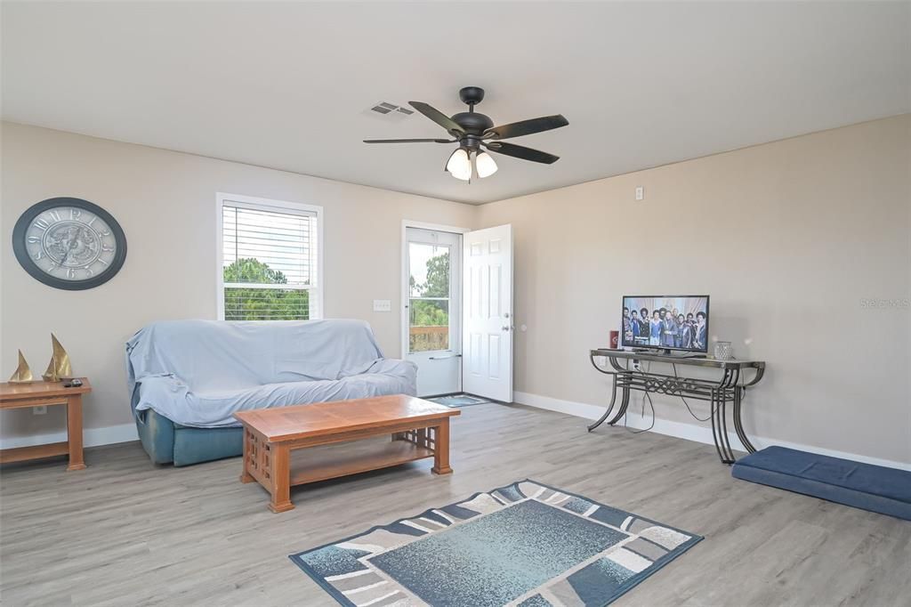 Active With Contract: $295,000 (3 beds, 3 baths, 1400 Square Feet)