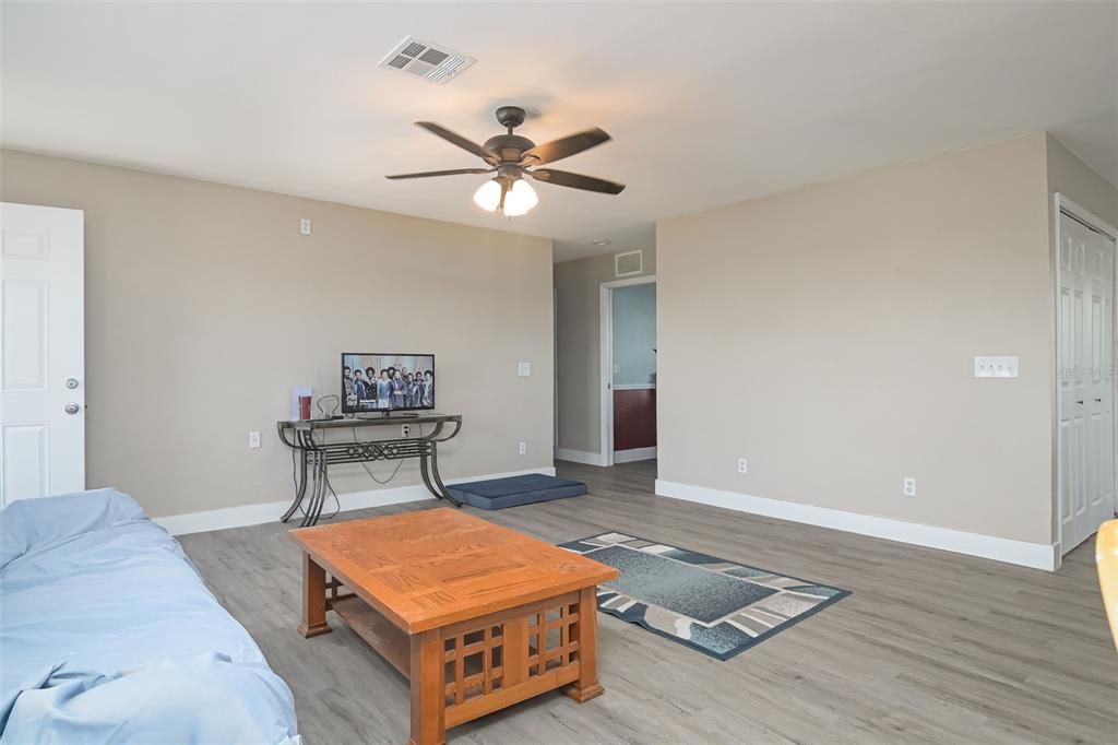 Active With Contract: $295,000 (3 beds, 3 baths, 1400 Square Feet)