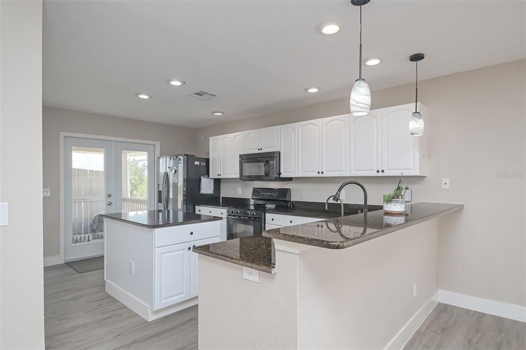 Active With Contract: $295,000 (3 beds, 3 baths, 1400 Square Feet)