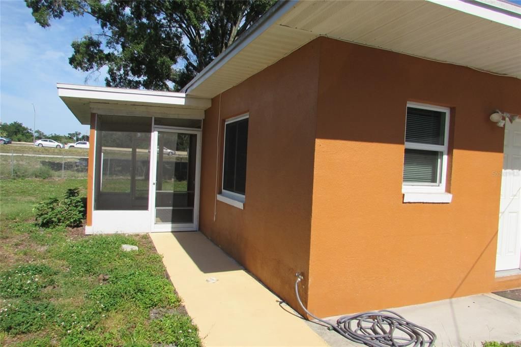 Active With Contract: $1,700 (2 beds, 1 baths, 813 Square Feet)