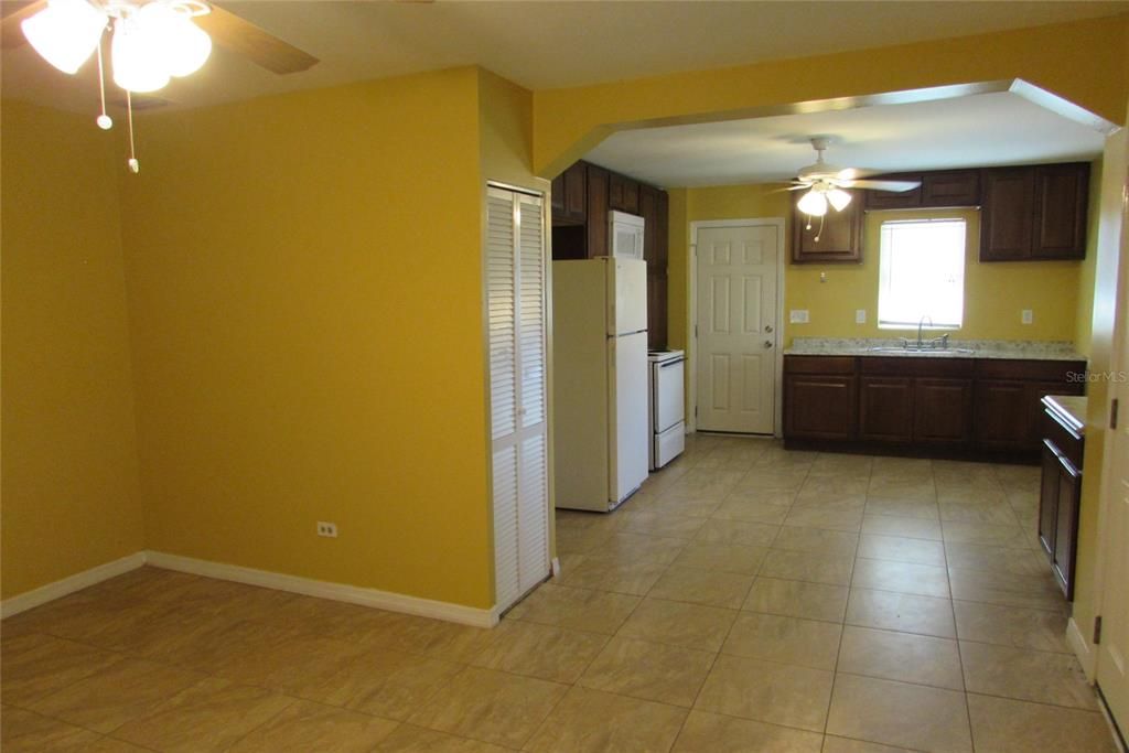 Active With Contract: $1,700 (2 beds, 1 baths, 813 Square Feet)