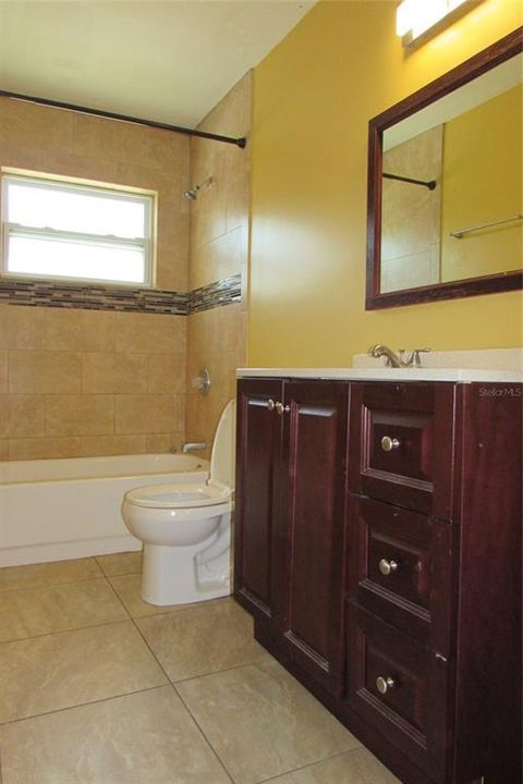 Active With Contract: $1,700 (2 beds, 1 baths, 813 Square Feet)