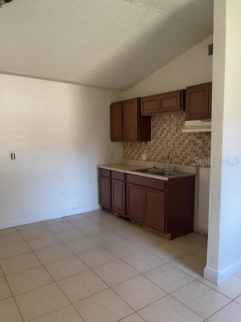 For Rent: $1,395 (2 beds, 1 baths, 840 Square Feet)