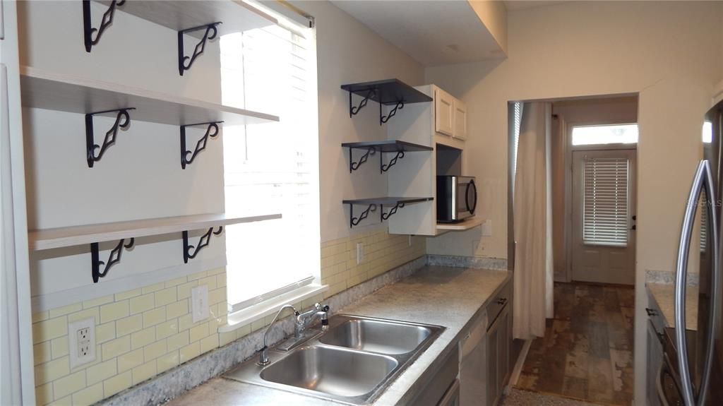For Sale: $210,000 (2 beds, 1 baths, 780 Square Feet)