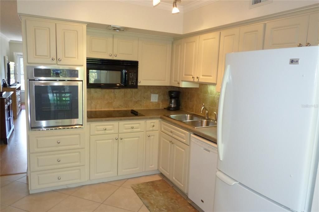 Active With Contract: $1,795 (2 beds, 2 baths, 1100 Square Feet)