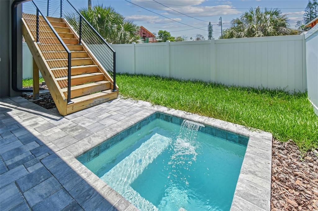 Plunge pool with seating